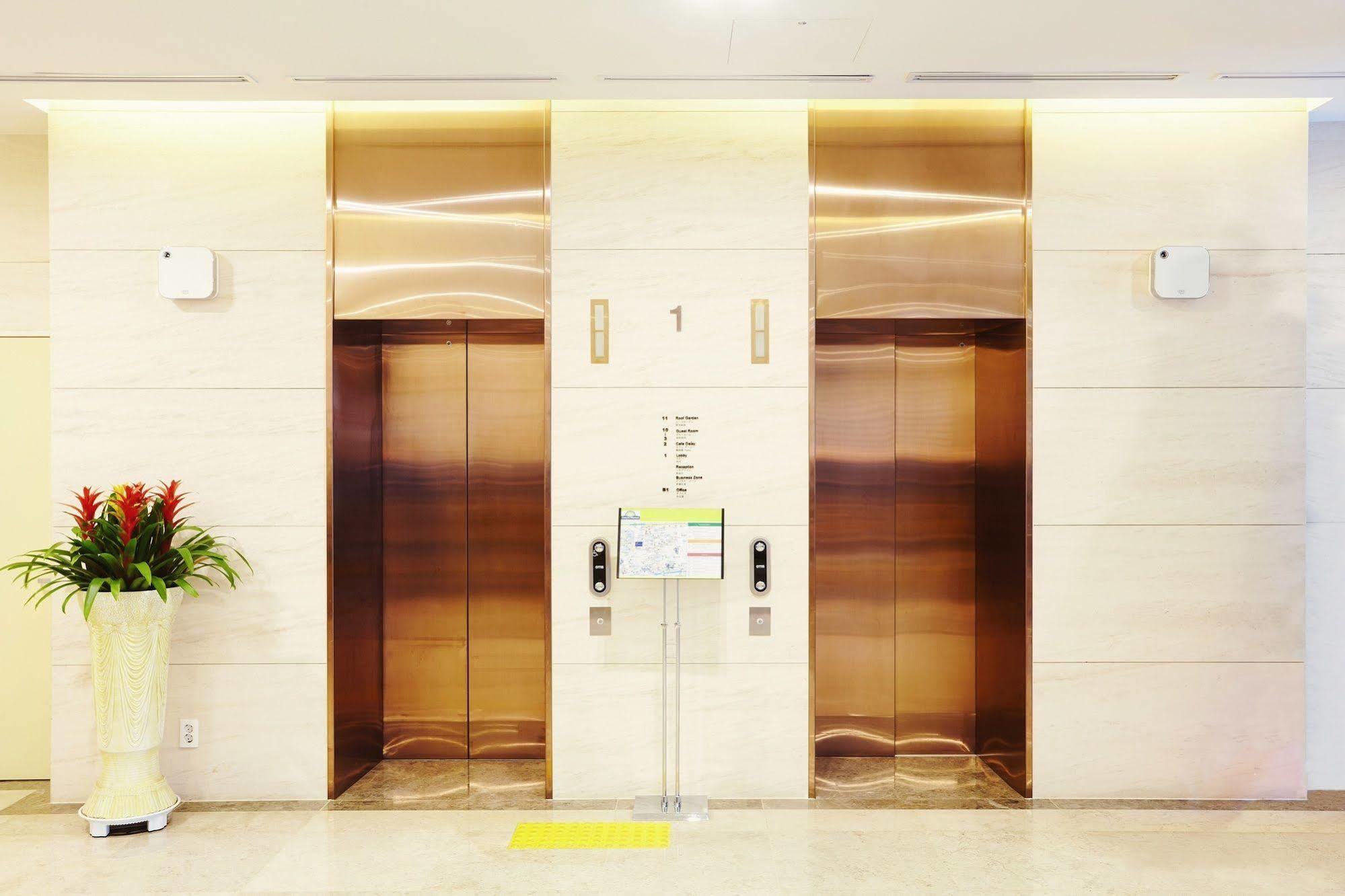 Days Hotel By Wyndham Seoul Myeongdong Exterior photo